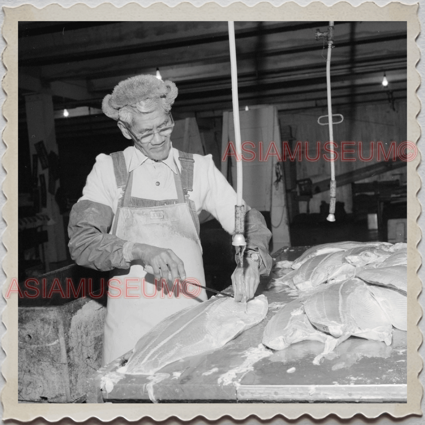 50s KETCHIKAN BOROUGH ALASKA TOTEM POLES MAN FISH PLANT VINTAGE USA Photo 11181