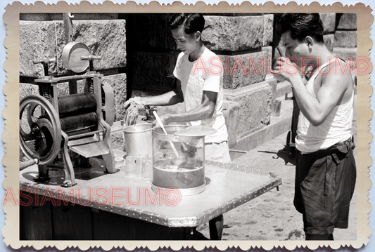 WW2 STREET DRINK WATER FOOD VENDOR MARKET VINTAGE CAR LADY SINGAPORE PHOTO 30347