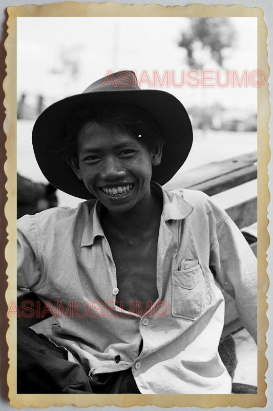 40s Vietnam War SAIGON STREET SCENE SMILING YOUNG MAN COWBOY HAT OLD Photo 1495