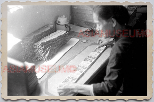 40s MACAU MACAO WOMEN LADY FIRECRACKER FACTORY WORKER Vintage Photo 澳门旧照片 29860