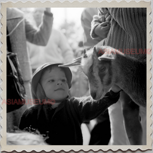 50s MANHATTAN NEW YORK CITY CENTRAL PARK ZOO BOY GOAT VINTAGE OLD USA Photo 8459