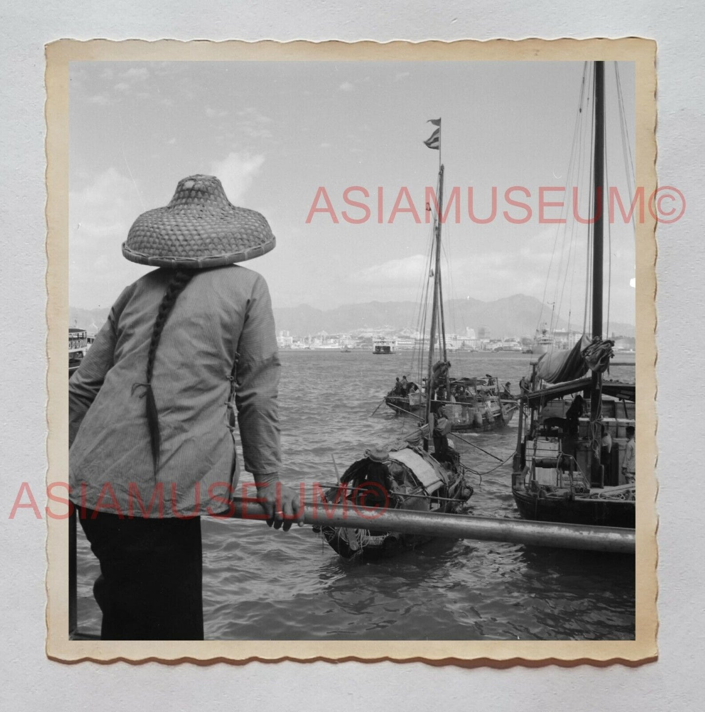 WOMEN LADY PIER FERRY BOAT JUNK SAIL HARBOR Vintage Hong Kong Photo 27181 香港旧照片