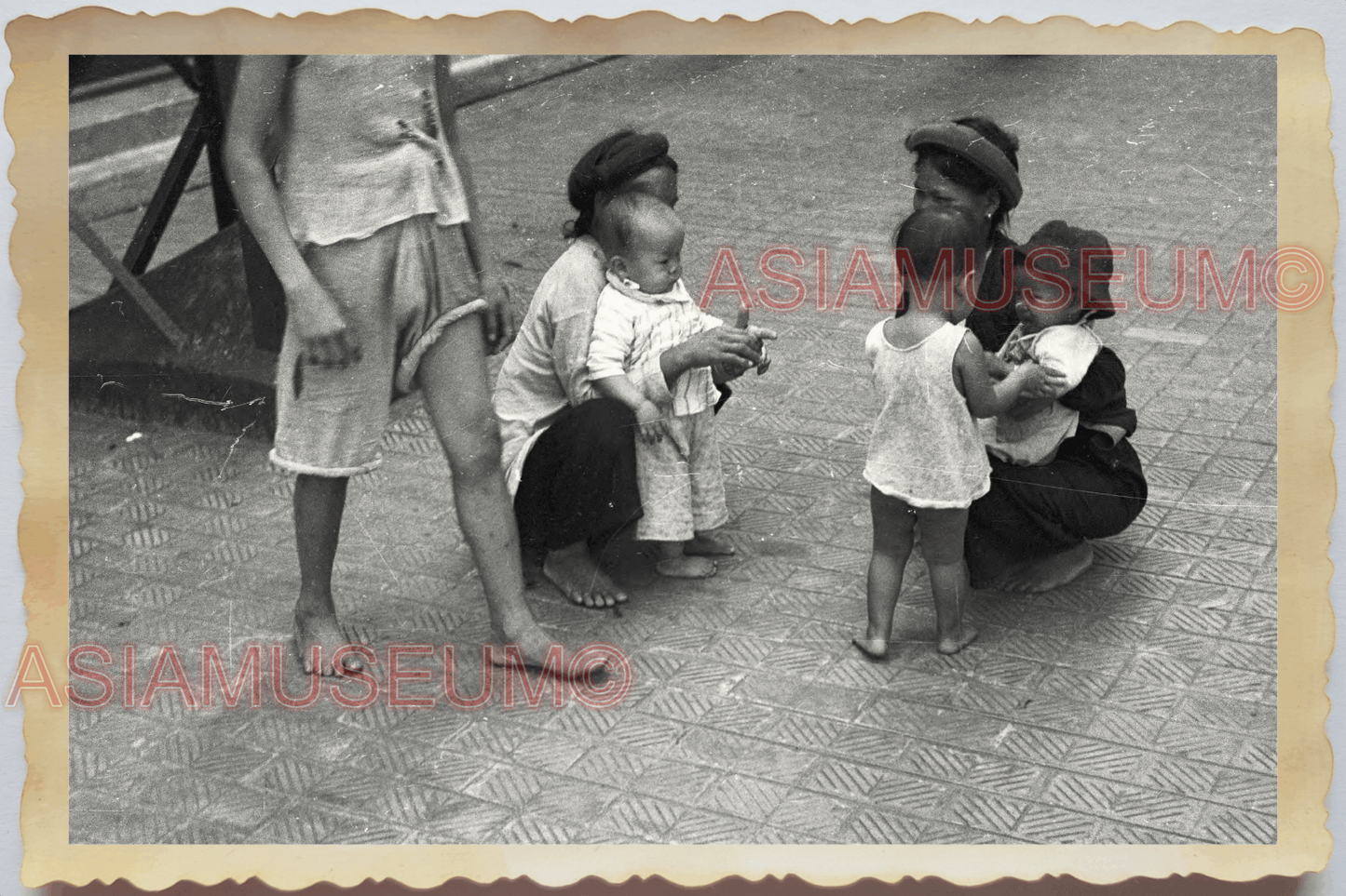 40s WW2 Vietnam STREET SCENE MARKET WOMEN LADY BOY STRAW HAT Vintage Photo 04305