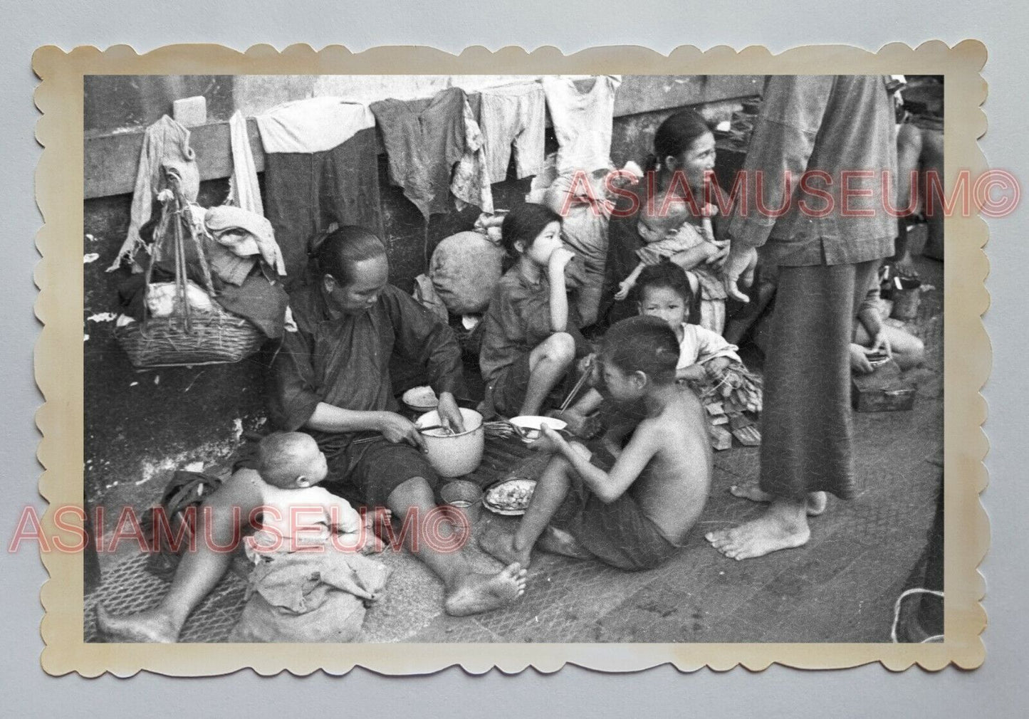 WOMEN LADY CHILDREN BOY BACK STREET FOOD B&W Vintage Hong Kong Photo 04058 香港旧照片