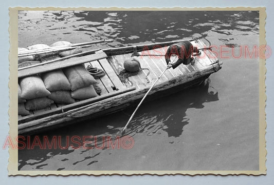 1940s MAN SAMPAN BOAT CARGO RIVER B&W Vintage China Shanghai Photo #154 中国上海老照片