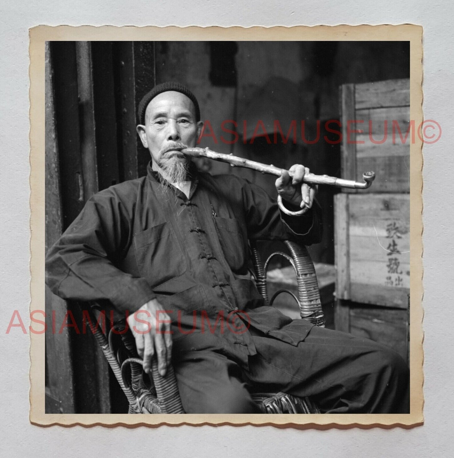 MAN PORTRAIT SMOKING PIPE OPIUM CHINA  B&W Vintage Hong Kong Photo 27229 香港旧照片