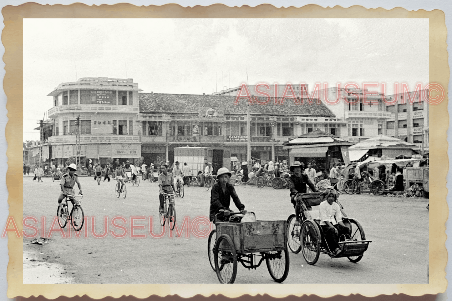 40s WW2 Vietnam HANOI STREET SCENE PEDICAB SHOP BICYCLE MAN Vintage Photo 28441