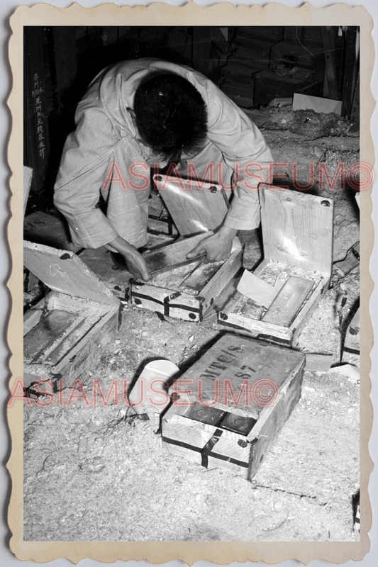 40s MACAU MACAO MAN GOLDSMITH GOLD BAR CRATE SHOP BOX Vintage Photo 澳门旧照片 26894