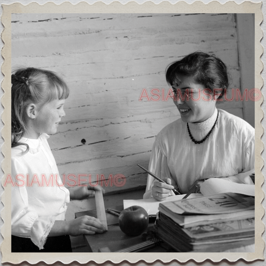 50s VIRGINIA CITY STOREY NEVADA RENO TEACHER CLASSROOM VINTAGE USA Photo 9848