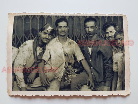 40s MAN PORTRAIT STREET SCENE GAY BOMBAY SHOP STORE B&W Vintage INDIA Photo 1105