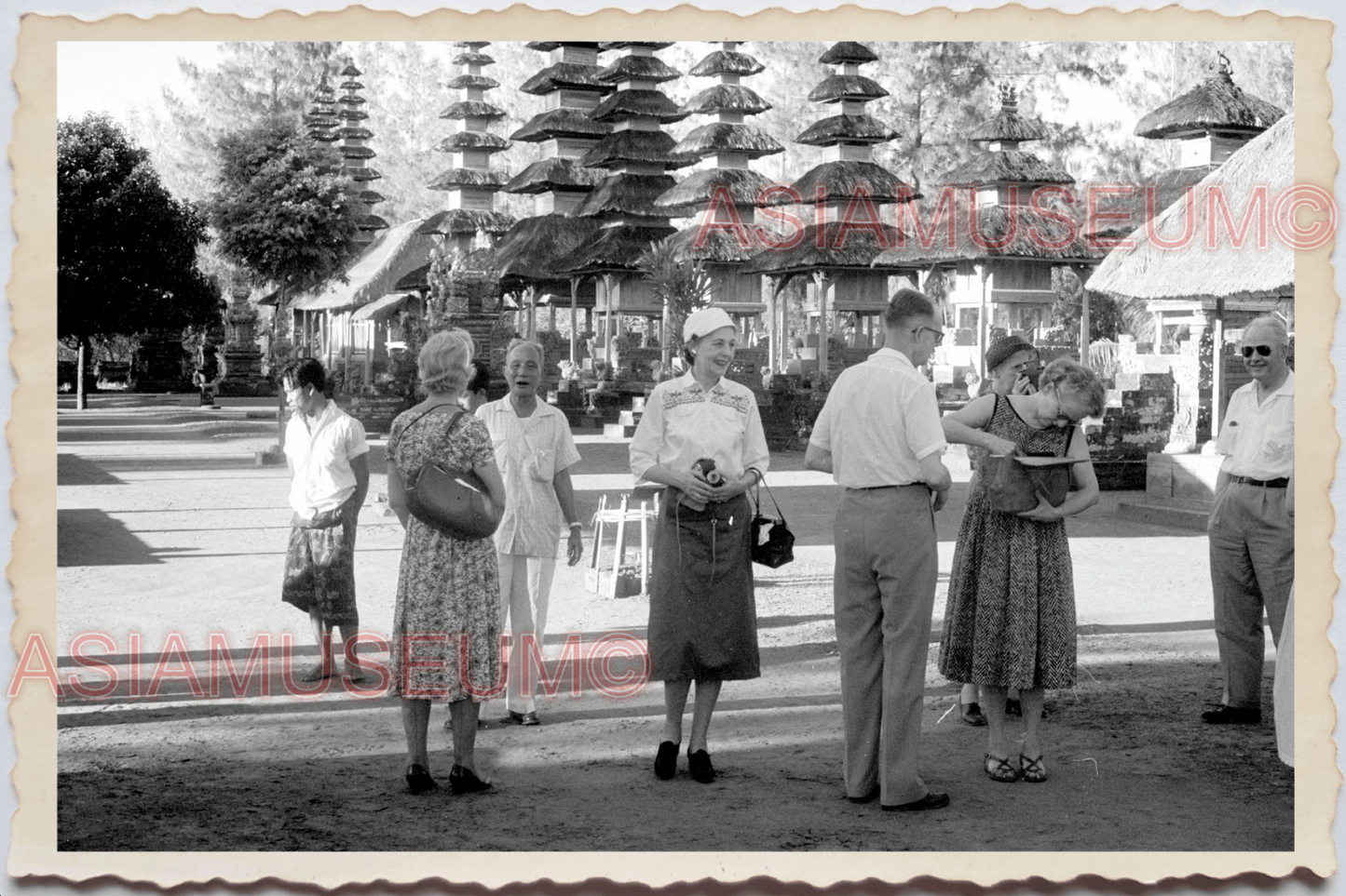 50s PHILIPPINES MANILA GROUP ELDERLY WOMEN TEMPLE CHURCH MAN Vintage Photo 27627