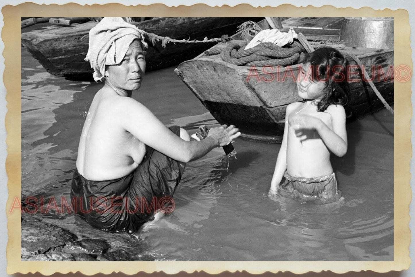 50s Vietnam Saigon RIVER WOMEN LADY GIRL WASH PIER BOAT TOWEL Vintage Photo 1325