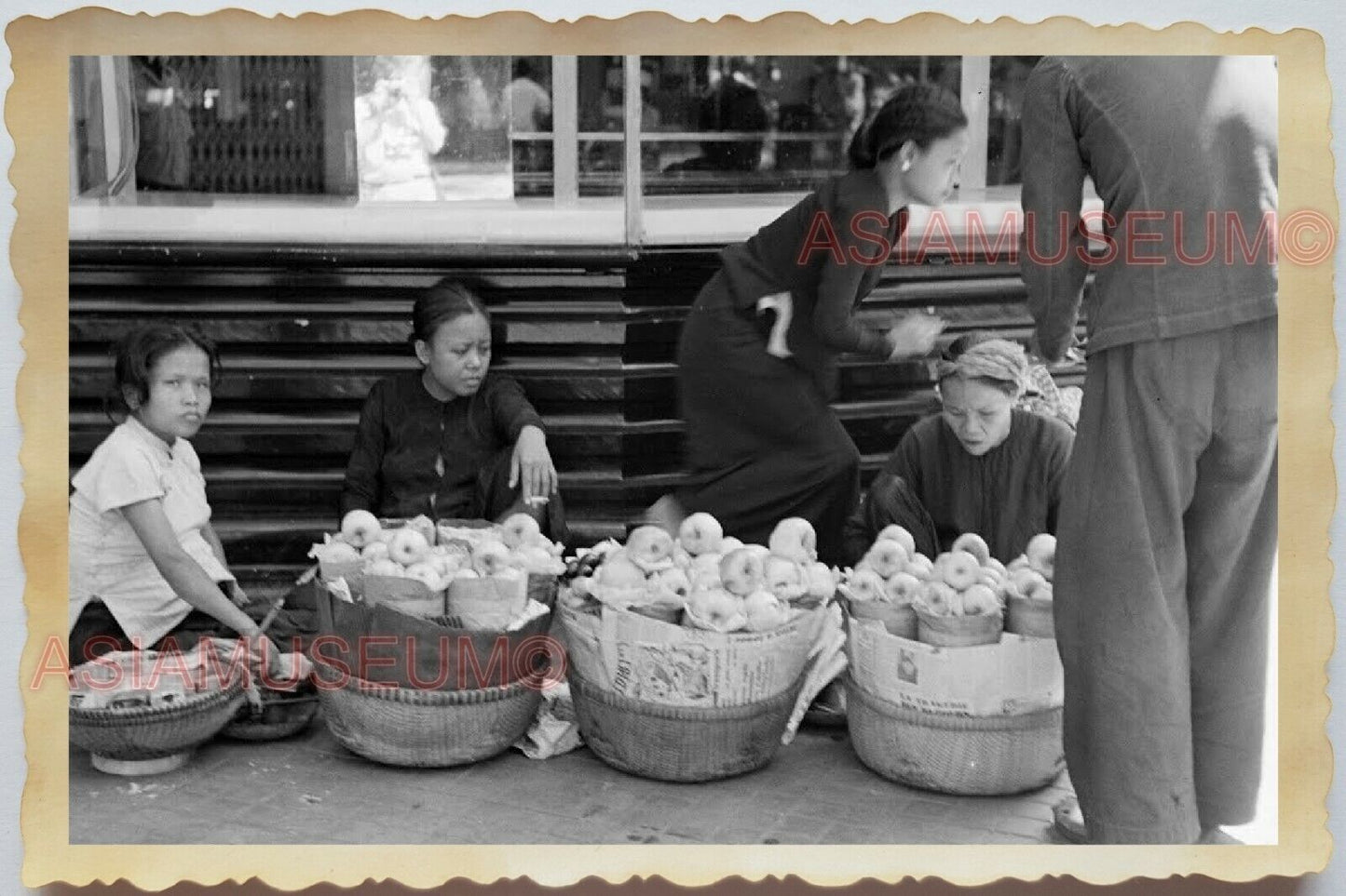 50s Vietnam Indochina Saigon Market Women Lady Food Seller War Vintage Photo 801