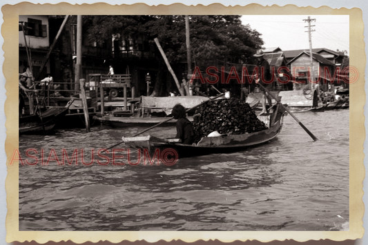 50s THAILAND BANGKOK FLOATING MARKET BOAT MAN SELL MEAT FOOD Vintage Photo 28221