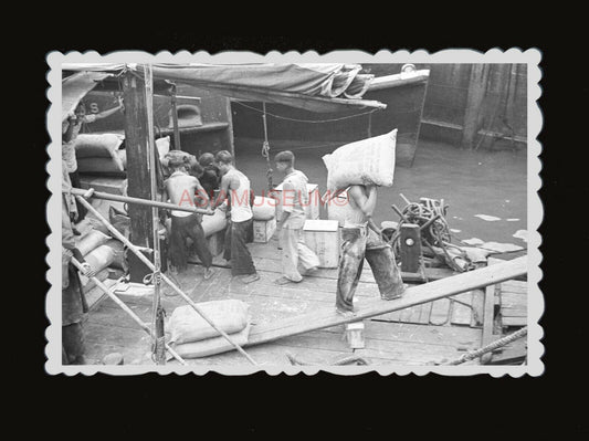 1940s BRITISH COLONY WORKER SHIP BOAT CARGO WORKER Old Hong Kong Photo 香港老相片 955