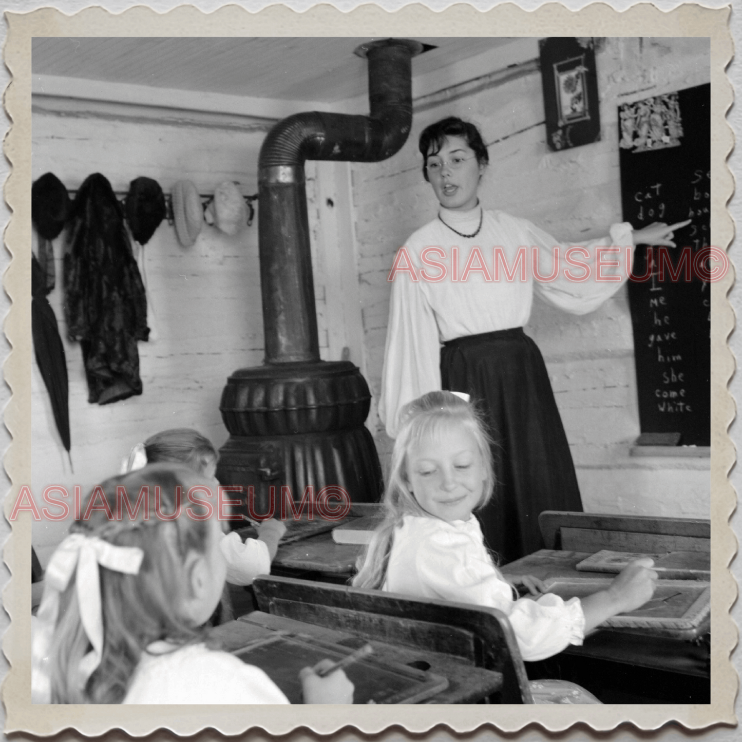 50s VIRGINIA CITY STOREY NEVADA RENO TEACHER CLASSROOM BW VINTAGE USA Photo 9429