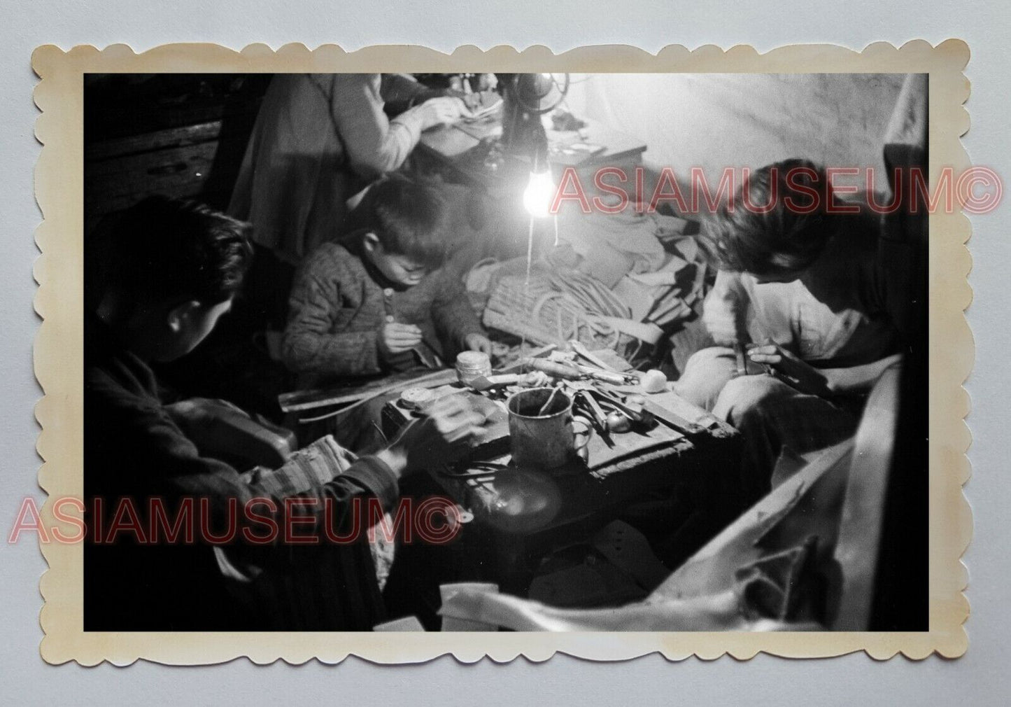 YOUNG MAN BOY WORKER REPAIR SHOE SEWING B&W VINTAGE HONG KONG Photo 23467 香港旧照片