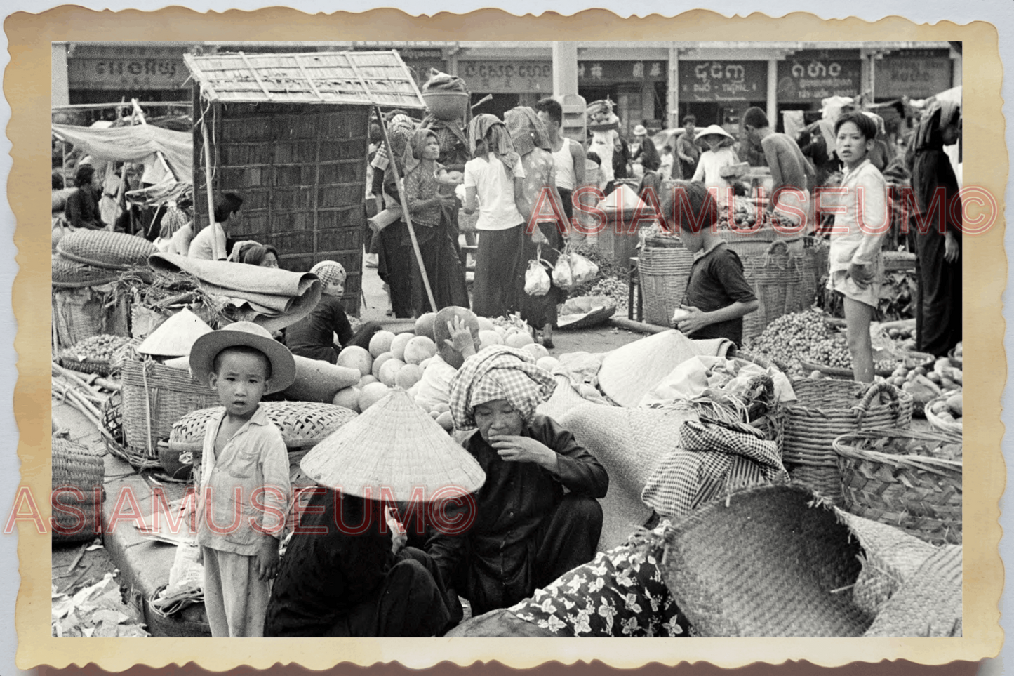 40s WW2 Vietnam HANOI OPEN MARKET WOMEN LADY BOY FOOD BASKET Vintage Photo 27081