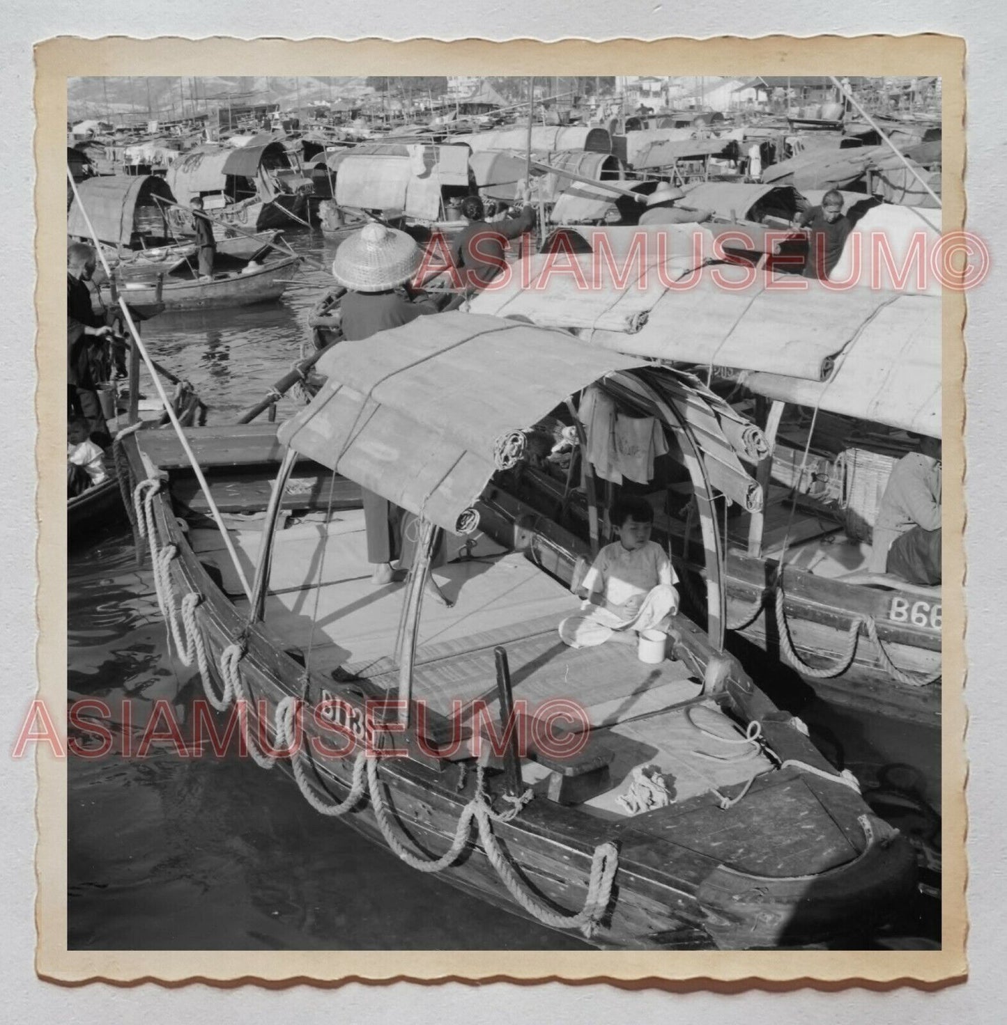 Children Boy Sampan Aberdeen Boathouse B&W Vintage Hong Kong Photo 香港旧照片 28016