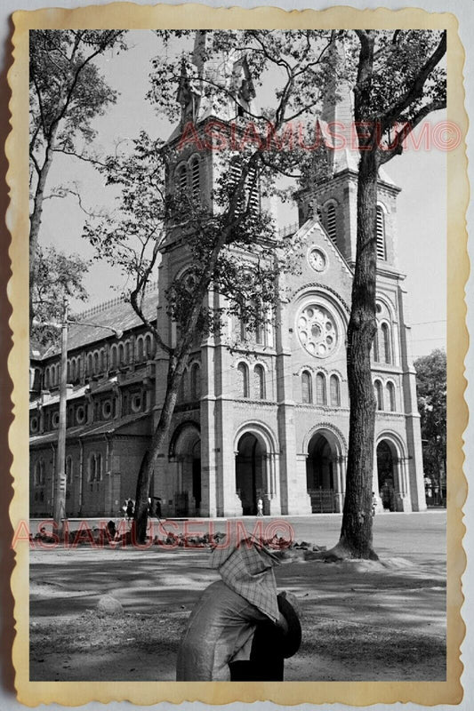 50s Vietnam SAIGON NOTRE DAME CHURCH WORSHIP WOMEN SUNNY DAY Vintage Photo 573