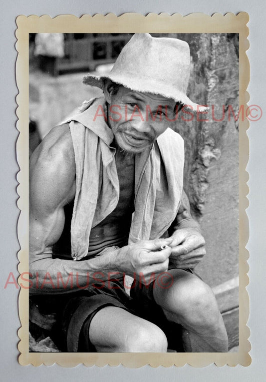 MAN PORTRAIT BACK STREET CIGARETTE SCENE B&W Vintage HONG KONG Photo 23007 香港旧照片