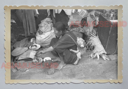 WOMEN LADY BABY CHILDREN BACK STREET SCENE FOOD B&W Hong Kong Photo 04932 香港旧照片