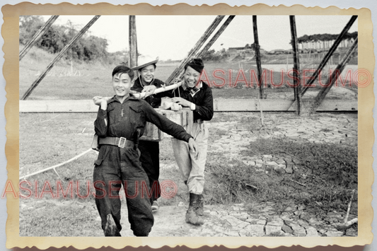 40s WW2 Vietnam VIETNAMESE YOUNG MAN BOYS CRATE CARGO ARMY Vintage Photo 27448