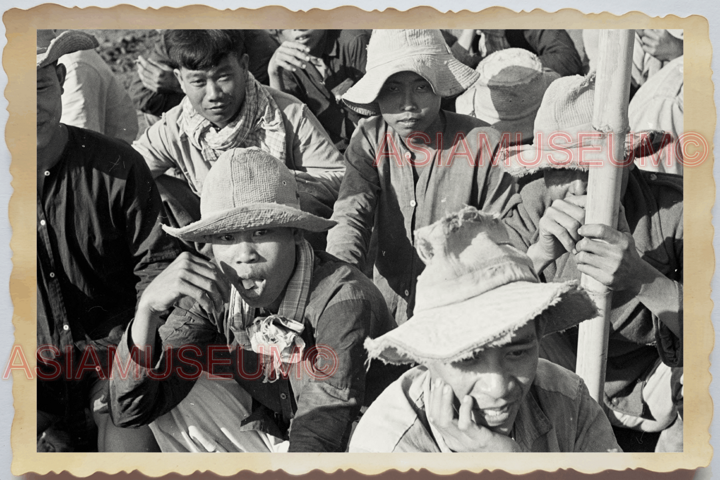 40s WW2 Vietnam INDOCHINA WAR FRENCH ARMY CAMP LOCAL SMOKING Vintage Photo 25175