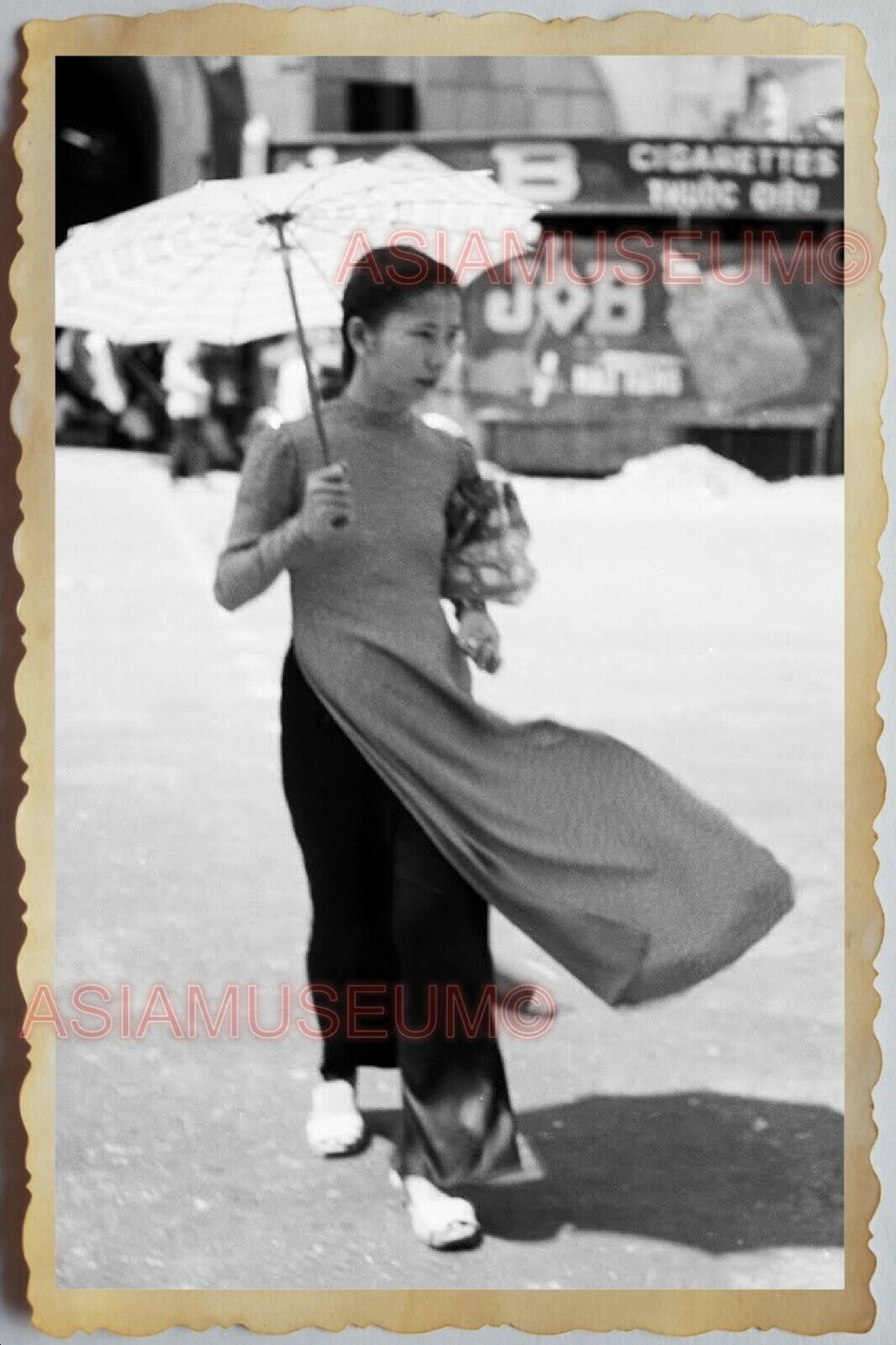 50s Vietnam SAIGON YOUNG LADY SEXY WOMEN STREET SCENE DRESS Vintage Photo 604