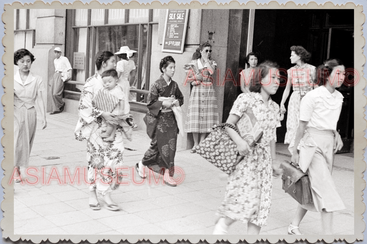 50s JAPAN TOKYO STREET SCENE WOMEN KIMONO WESTERN DRESS BABY Vintage Photo 26067