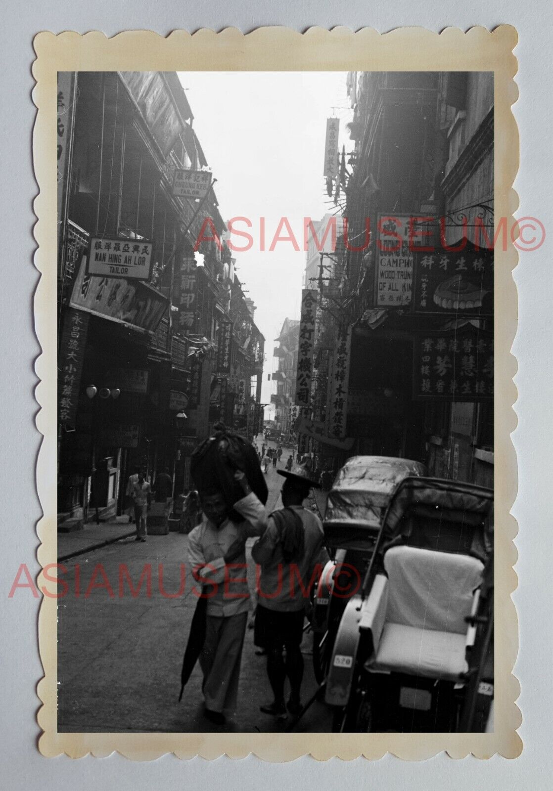 STREET SCENE RICKSHAW TRISHAW MAN SIGN B&W Vintage HONG KONG Photo 28929 香港旧照片