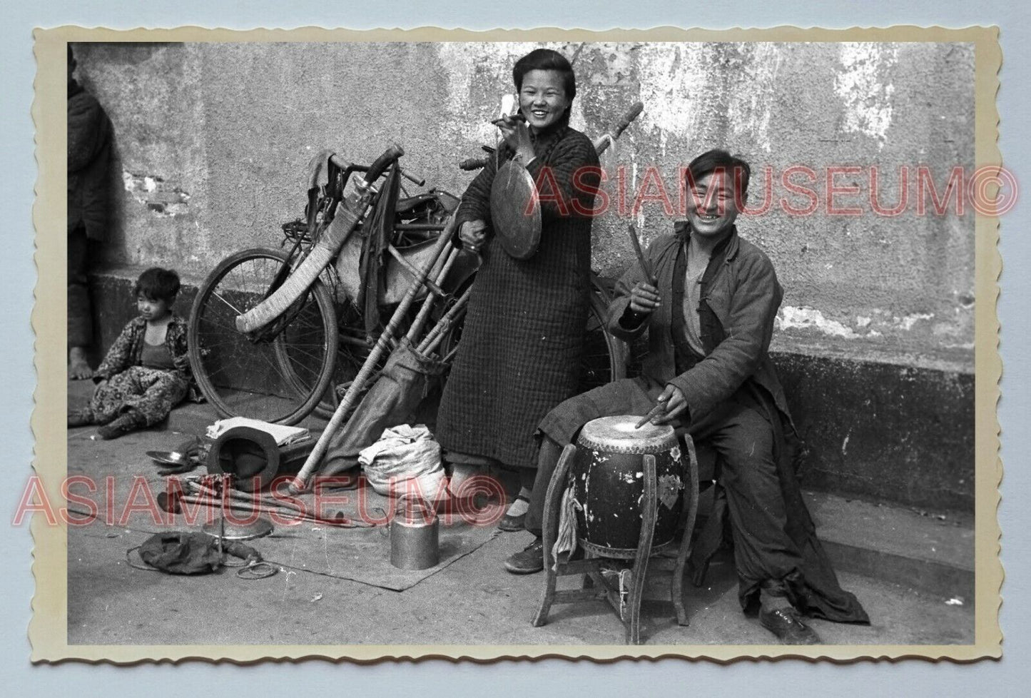 1940s BUSKING MAN WOMEN MUSIC BOY DRUM Vintage China Shanghai Photo 254 中国上海老照片