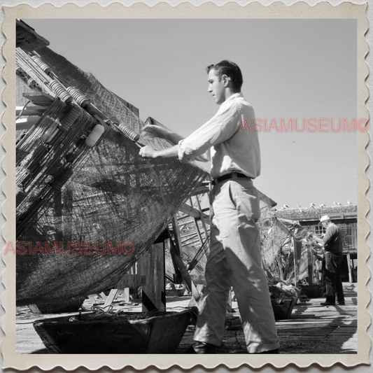 50s GLOUCESTER HARBOR ESSEX MASSACHUSETTS FISH BOAT NETS VINTAGE USA Photo 8322