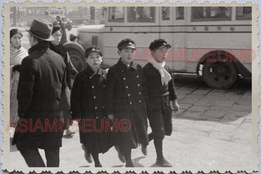 WW2 50s JAPAN KOBE STREET SCENE WOMEN BOY WESTERN SUIT BUS Vintage Photo #15940