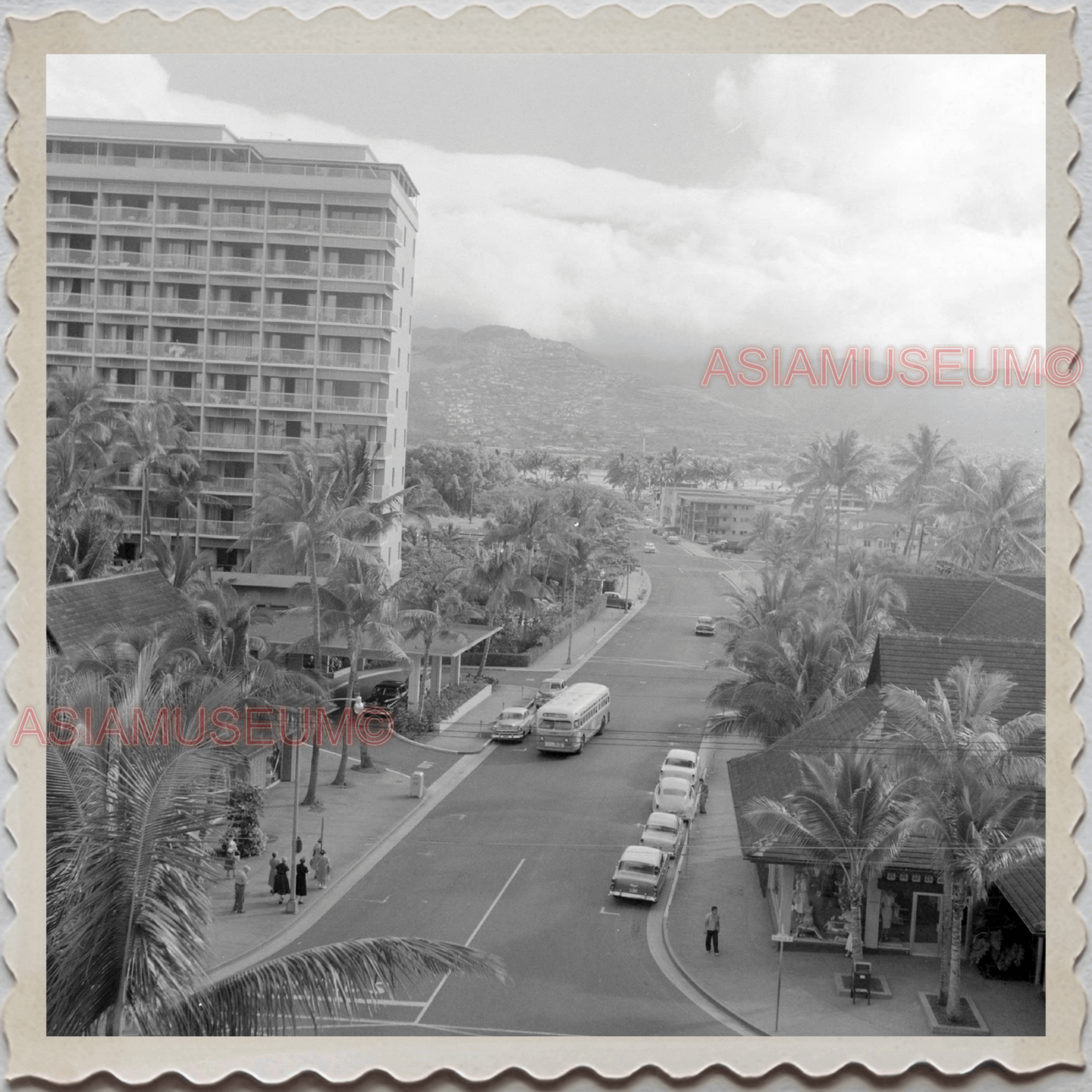 50s HAWAII OAHU HONOLULU WAIKIKI STREET SCENE CAR VINTAGE AMERICA USA Photo 8168