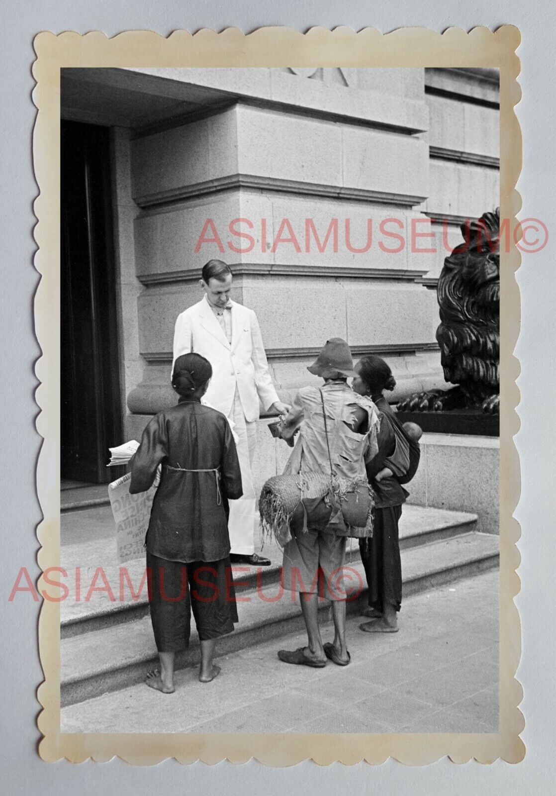 ELDERLY WOMEN LADY MAN NEWS PAPER BRITISH  Vintage HONG KONG Photo 18393 香港旧照片