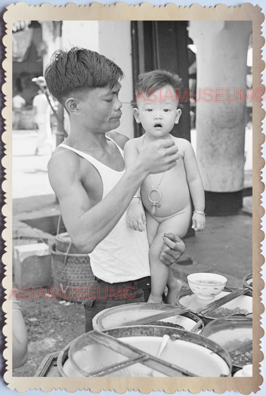 WW2 STREET SCENE MAN FEED CHILD FOOD SELLER MARKET Vintage Singapore Photo 17598