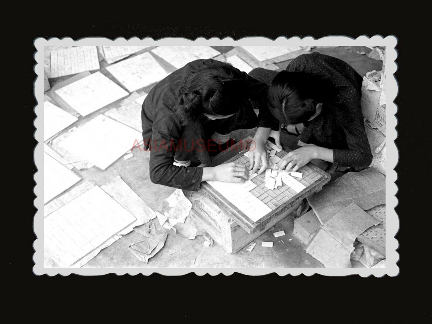 1950s WOMEN LADY LABOR TILE CONSTRUCTION BACKSTREET Vintage Hong Kong Photo #826