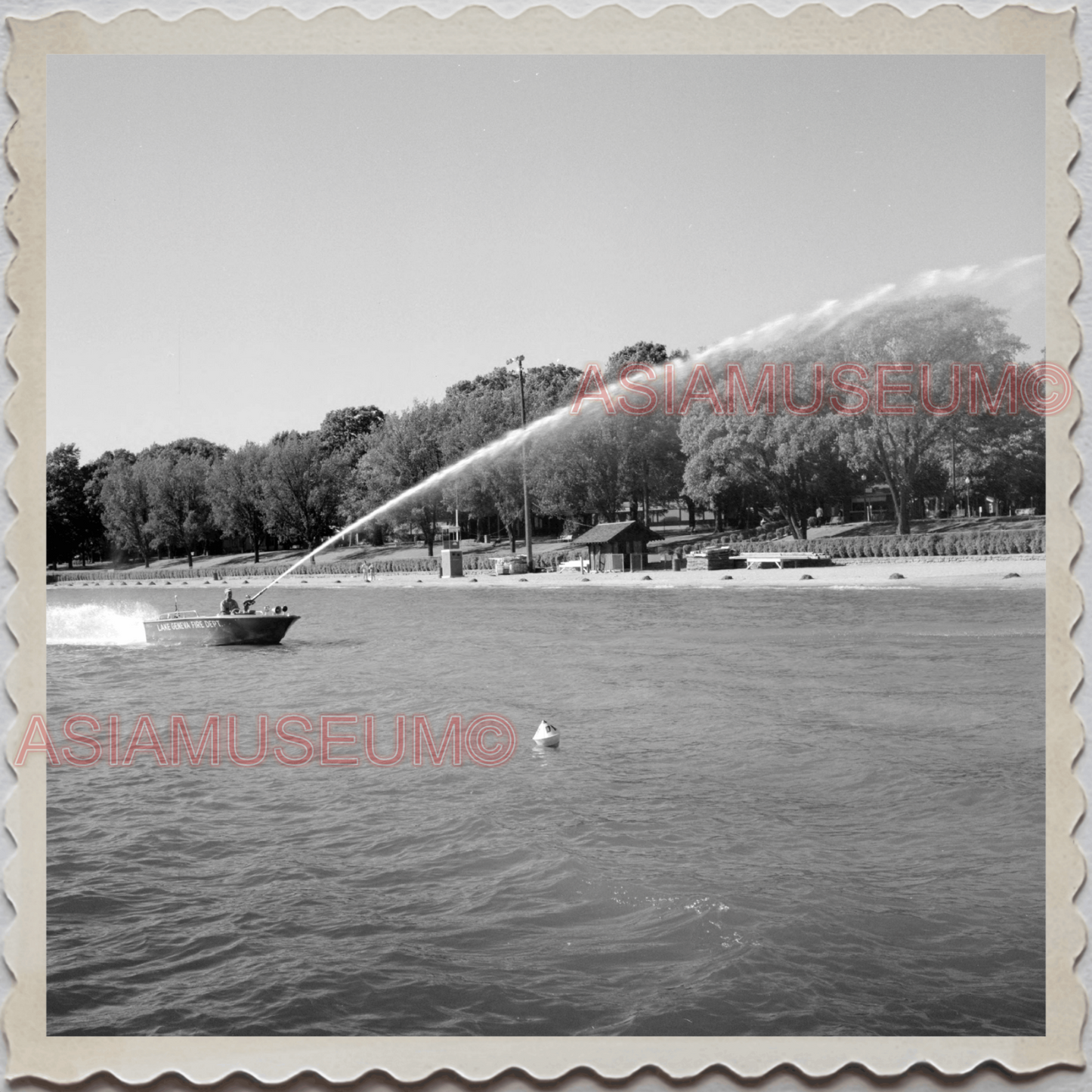 50s LAKE GENEVA WISCONSIN WALWORTH MILWAUKEE FIRE DEPARTMENT OLD USA Photo 11047