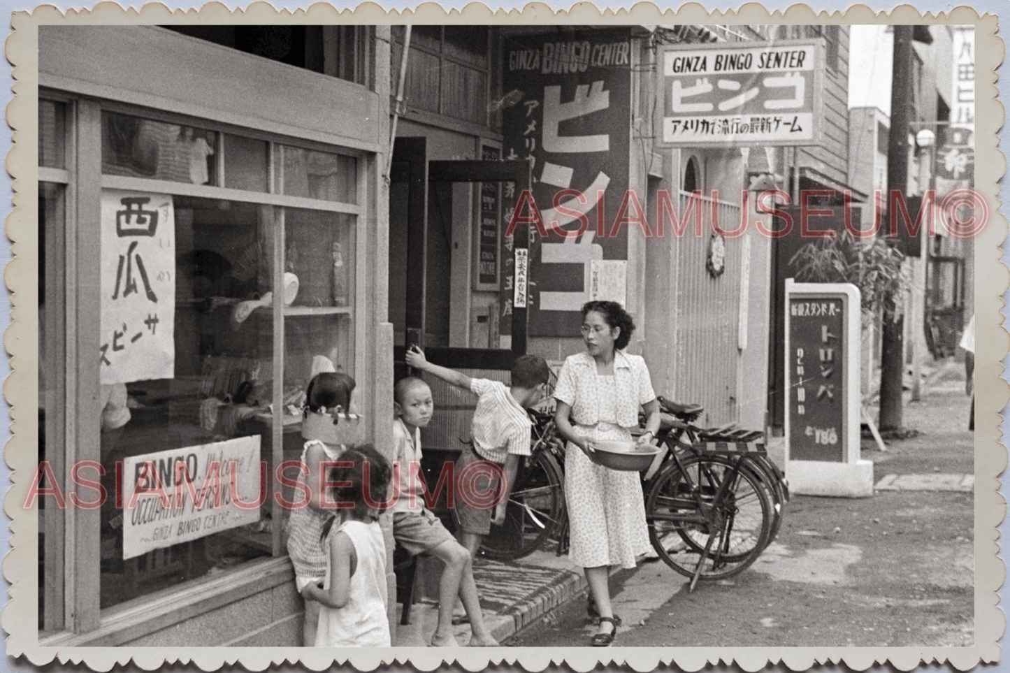 50s JAPAN TOKYO WOMEN CHILDREN STREET SCENE BINGO SHOP Old Vintage Photo 25689