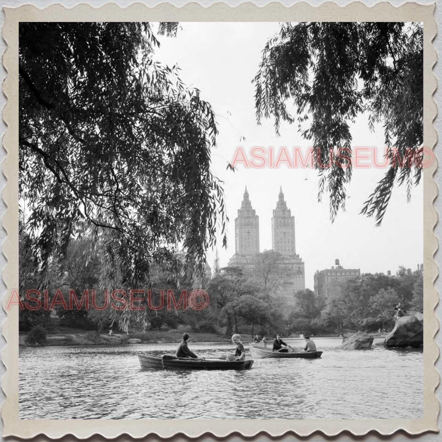 50s MANHATTAN NEW YORK CITY CENTRAL PARK BOAT LAKE POND VINTAGE USA Photo 9980