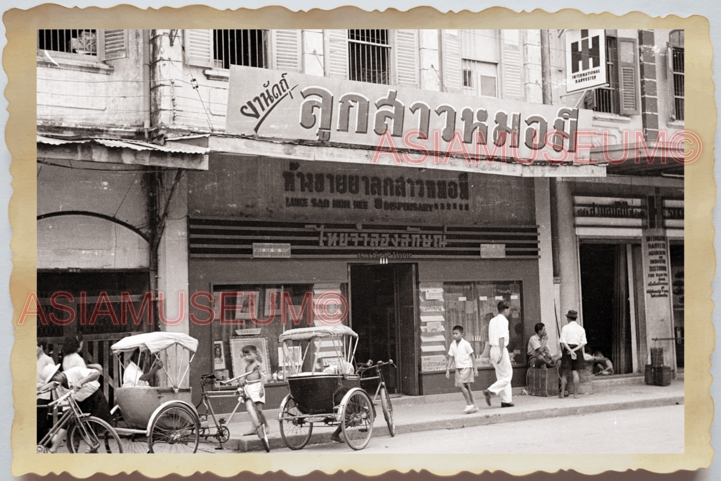 50s THAILAND BANGKOK STREET SCENE PHOTOGRAPHIC SHOP PEDICAB Vintage Photo 28096