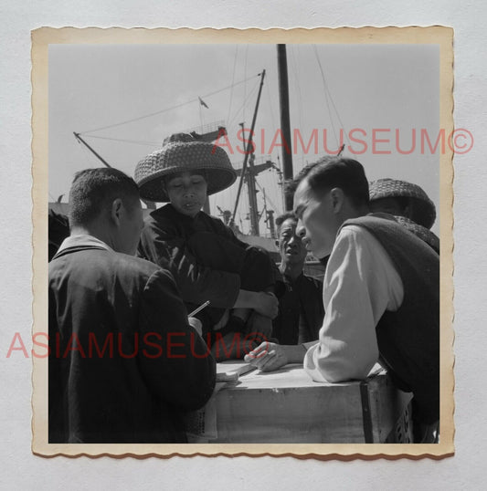 1940's WOMEN PIER BOAT MAN CARGO HARBOR B&W Vintage Hong Kong Photo 28753 香港旧照片