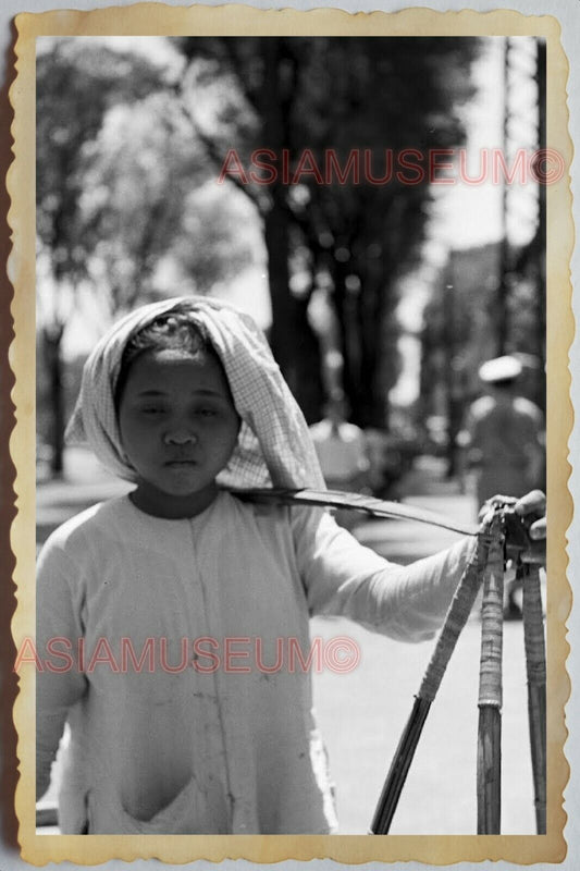 40s Vietnam War SAIGON YOUNG LADY GIRL STREET FOOD VENDOR B&W Vintage Photo 1210