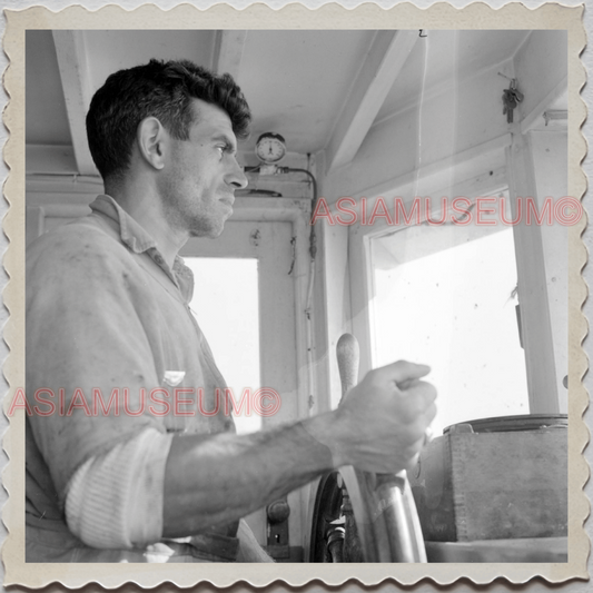 50s GLOUCESTER HARBOR ESSEX MASSACHUSETTS SHIP CAPTAIN BOAT OLD USA Photo 9076