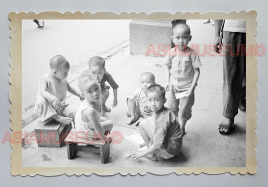 1940s CHILDREN BOY PLAYING STREET SCENE ROADSIDE HONG KONG B&W Photo 18344 香港旧照片