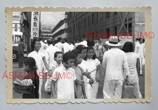 WOMEN YOUNG GIRL LADY NEWSPAPER STREET B&W Vintage Hong Kong Photo 04025 香港旧照片