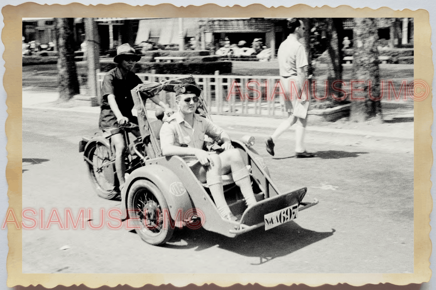 40s WW2 Vietnam FRENCH SOLDIER ARMY STREET PEDICAB ROADSIDE Vintage Photo 27726