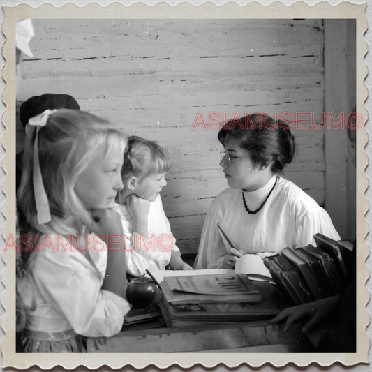 50s VIRGINIA CITY STOREY NEVADA RENO TEACHER CLASSROOM VINTAGE USA Photo 12067