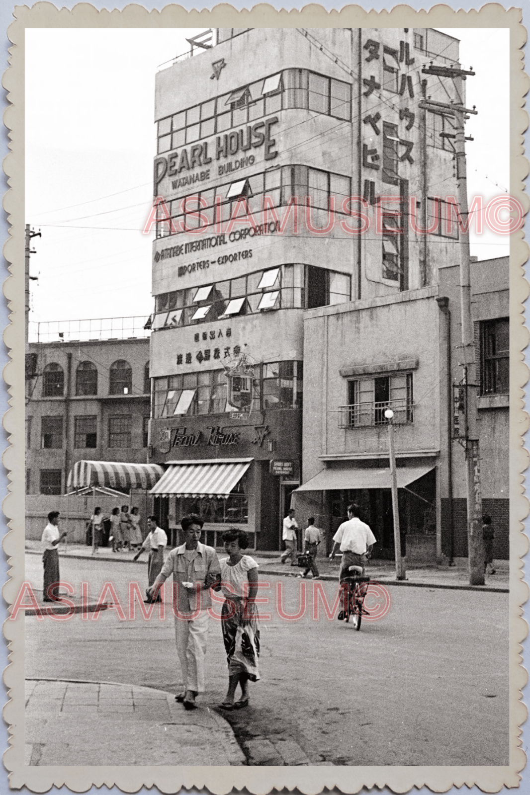 40s WW2 JAPAN TOKYO Pearl House STREET SCENE COUPLE HOLDING HAND Old Photo 25146